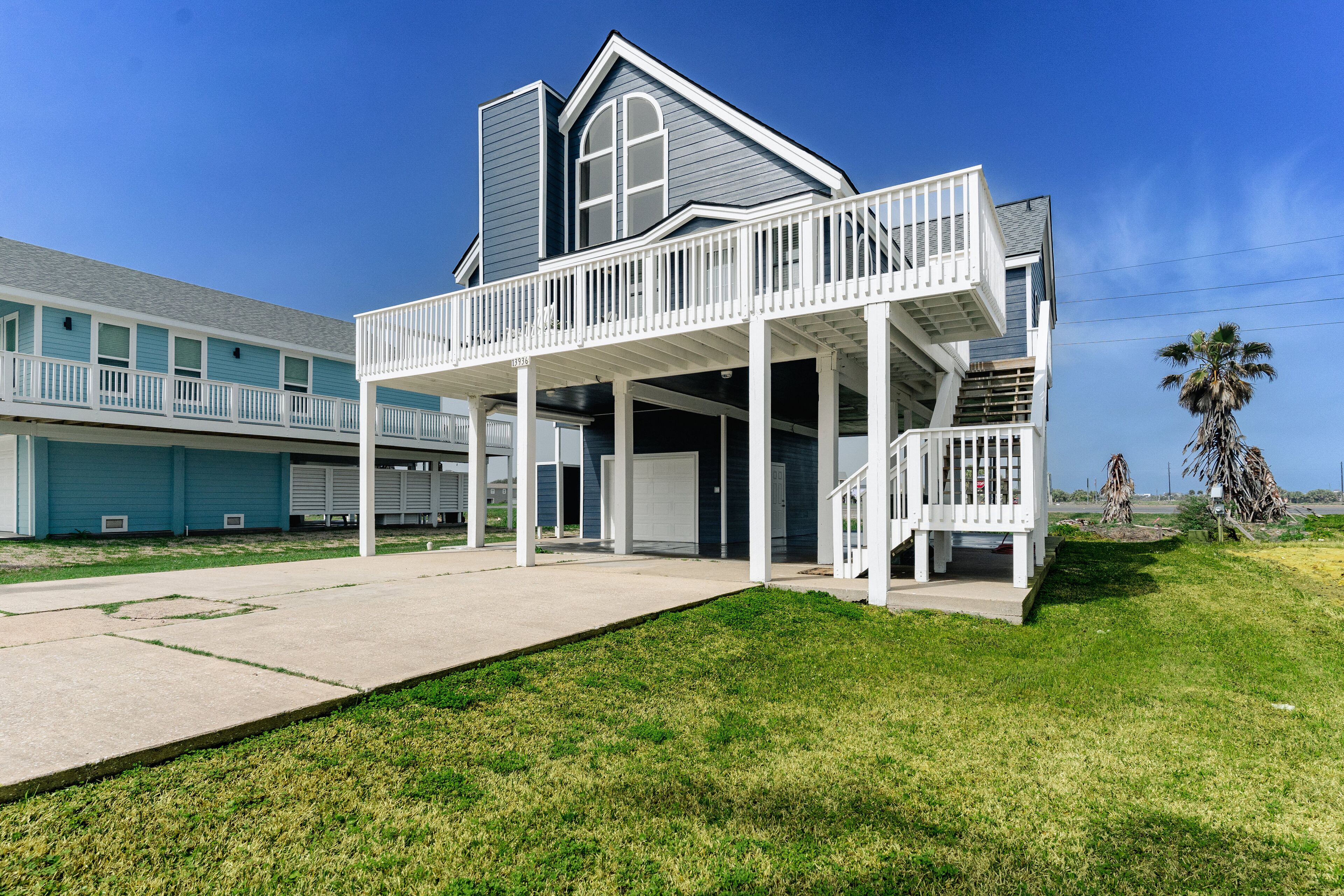 Airy & updated escape with private deck, central AC, & washer/dryer