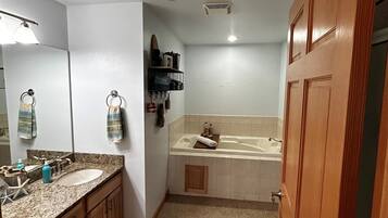 Douche, baignoire Ă jets, sĂšche-cheveux, serviettes fournies