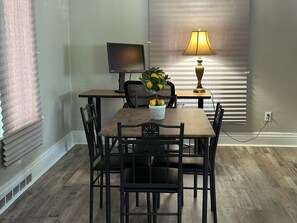 Dining - A restful getaway home -- 5 mins away from Notre Dame (South Bend)