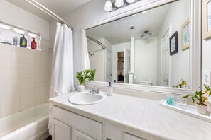 Towels, shampoo - Getaway at Velias Way in Pflugerville 15 min from Downtown Austin! (Pflugerville)