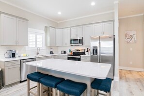 Kjøleskap, mikrobølgeovn, ovn og kokeplater