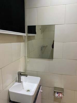 Standard Single Room | Bathroom | Free toiletries, towels, soap, toilet paper - Eleven11 (Lagos)