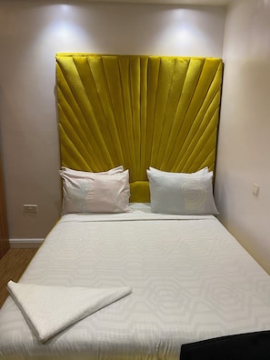 Standard Single Room | Individually decorated, individually furnished, desk, laptop workspace - Eleven11 (Lagos)