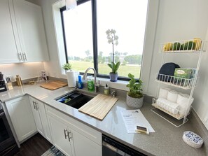 冷蔵庫、電子レンジ、オーブン、コンロ