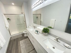 Een douche, een haardroger, handdoeken, zeep