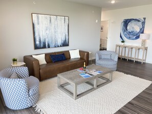 TV connectée, cheminée, livres