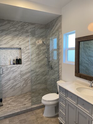 Dusche, Haartrockner, Handtücher, Seife