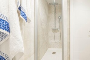 Hårføner og håndklær