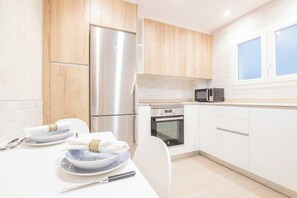 Fridge, microwave, oven, dishwasher - Apartamento Premio Real "Gijón" (Gijón)