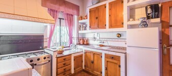 Cozy home in Aldeaquemada with WiFi