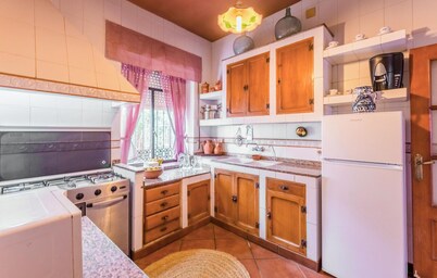Cozy home in Aldeaquemada with WiFi