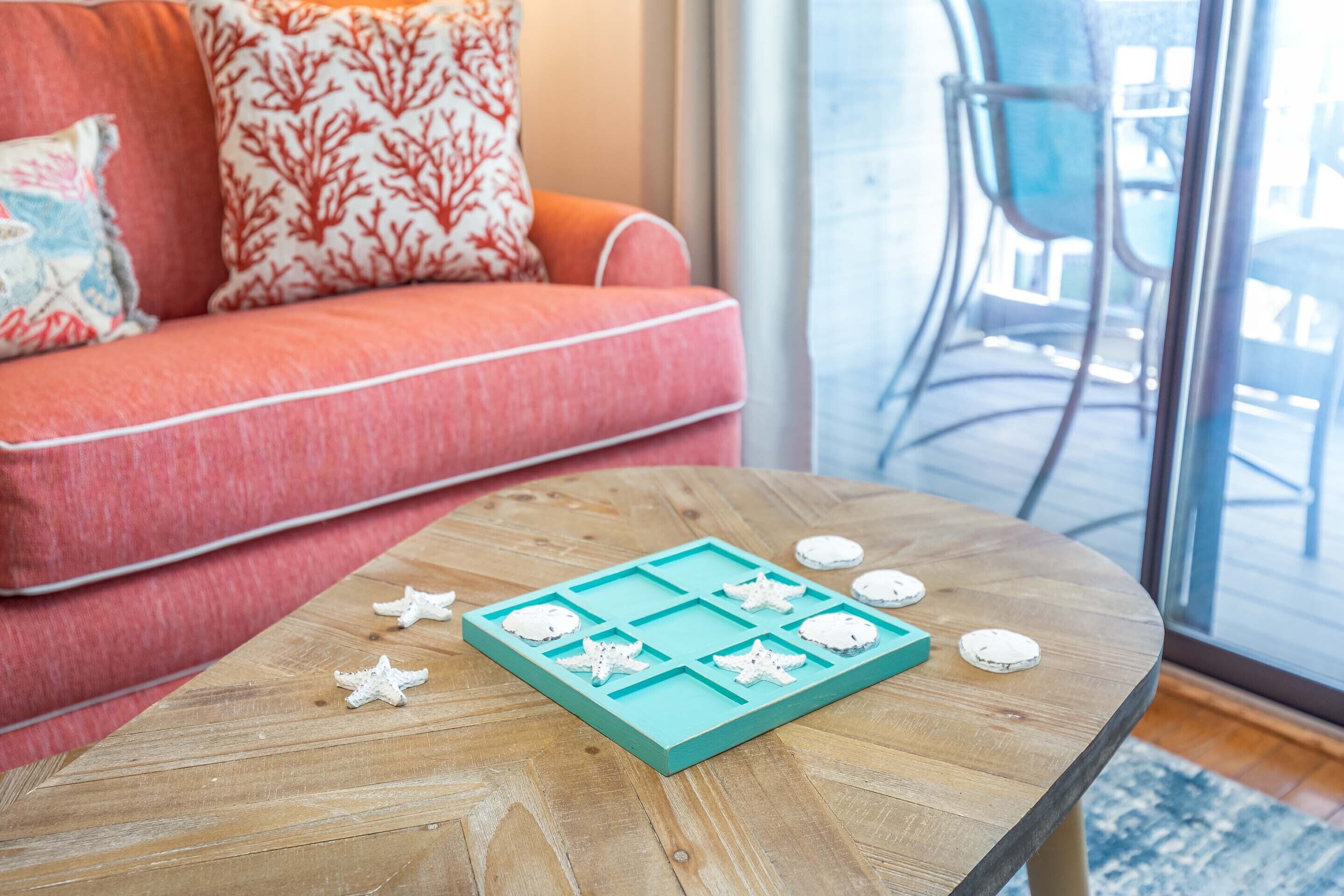Une table basse en bois sur laquelle repose un plateau bleu contenant des biscuits en forme d’étoile, ainsi qu’une planche en bois avec des biscuits également en forme d’étoile.