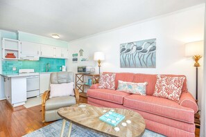Apartment, 1 Queen-Bett und Schlafsofa, Balkon, Strandblick | Wohnbereich | 40-Zoll-Fernseher mit Digitalempfang