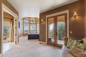 Smart TV, fireplace - Beautiful Country Villa on 5 acres, 5 miles to downtown (Spokane)