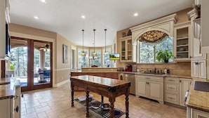 A spacious kitchen with a central island, built-in cabinetry, and pendant lighting. - Beautiful Country Villa on 5 acres, 5 miles to downtown (Spokane)