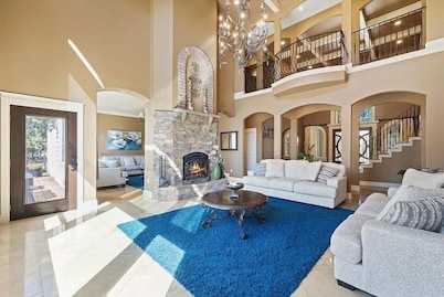 Beautiful Country Villa on 5 acres, 5 miles to downtown