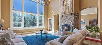 Beautiful Country Villa on 5 acres, 5 miles to downtown