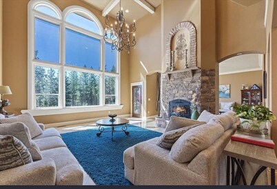 Beautiful Country Villa on 5 acres, 5 miles to downtown