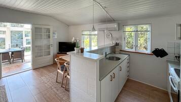 Køleskab, mikrobølgeovn, kogeplade, kaffe-/temaskine