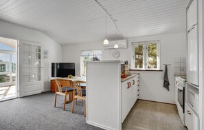 Køleskab, kogeplade, kaffe-/temaskine