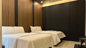 A hotel room with two beds, a desk, and a computer. - Hotel Casa Real  (San Andrés Cholula)