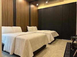 Ropa de cama de alta calidad, cubrecamas, minibar y escritorio 