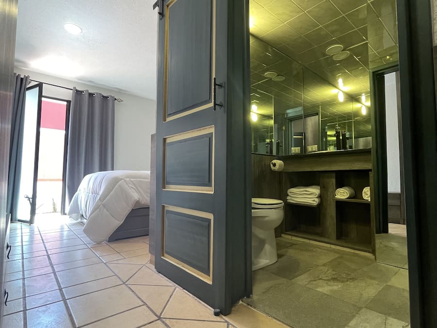 Premium bedding, down comforters, minibar, desk