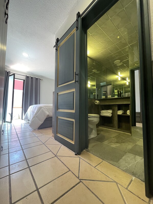 Ropa de cama de alta calidad, edredón, minibar y escritorio