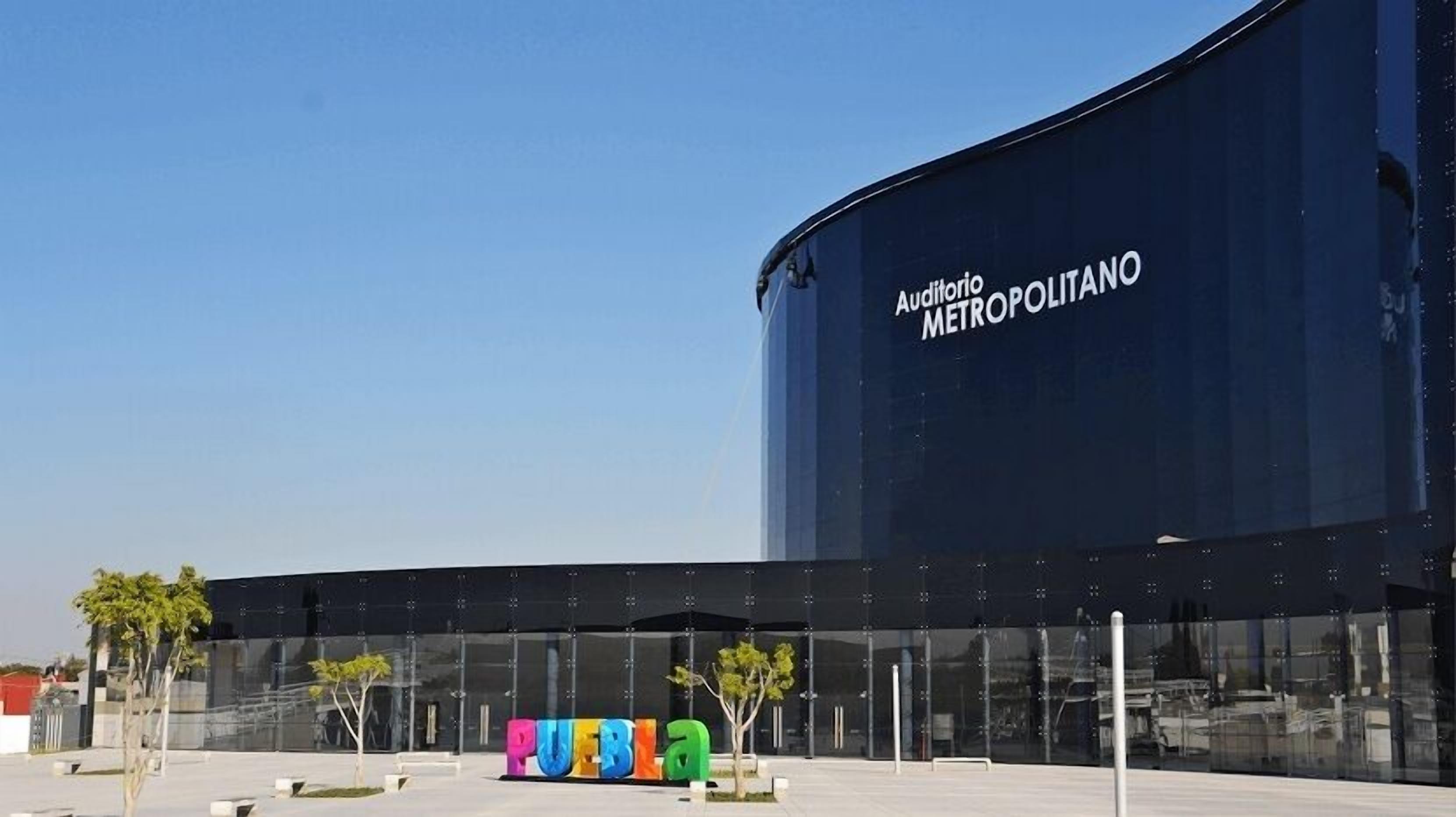 A modern building with the sign "Auditorio Metropolitano" on its facade.