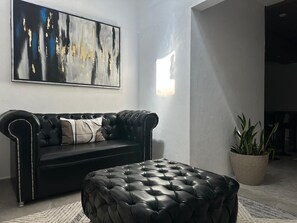 Ropa de cama de alta calidad, cubrecamas, minibar y escritorio 