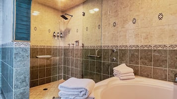 Superior Double Room | Bathroom | Free toiletries, hair dryer, towels, soap