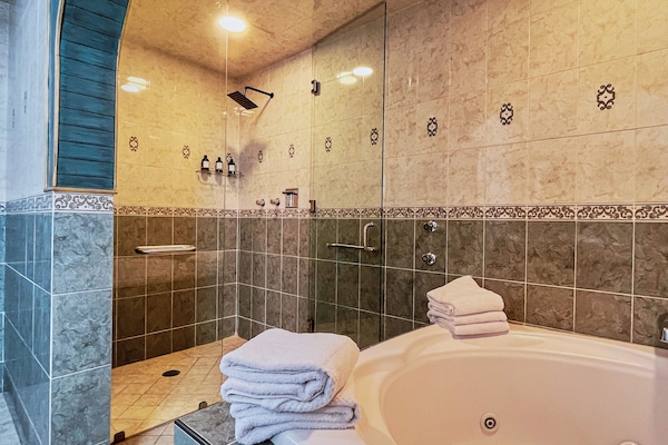 Superior Double Room | Bathroom | Free toiletries, hair dryer, towels, soap