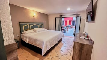 Habitación Confort doble de uso individual, 1 cama de matrimonio grande | Ropa de cama de alta calidad, edredones de plumas, minibar y escritorio