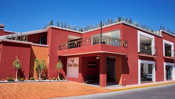 Vista frontal de la propiedad