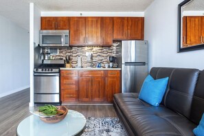 Fridge, microwave, oven, stovetop - "Palm" Studio w/ FREE Parking & Full Kitchen (Honolulu)