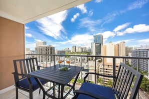 Outdoor dining - "Palm" Studio w/ FREE Parking & Full Kitchen (Honolulu)