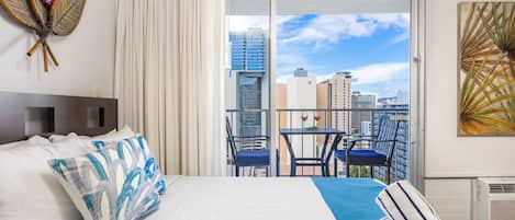 Planxa i posts de planxar, wifi gratuïta i roba de llit