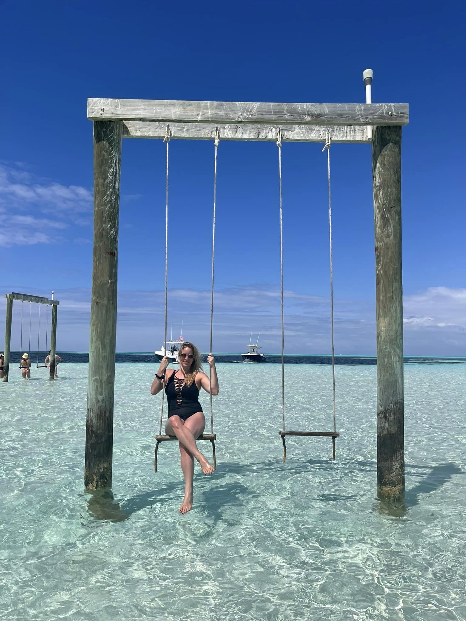 En la playa y camastros 