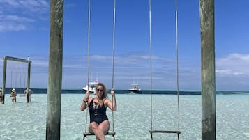 En la playa y camastros