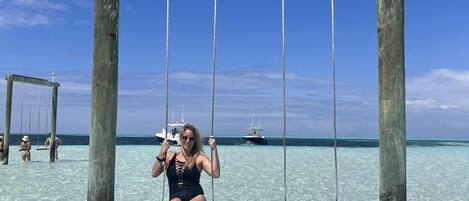 På stranden og solsenger