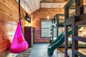 3 chambres, bureau, fer et planche à repasser, lit de bébé portatif