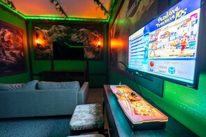 Smart-TV, Videospiele, Tischfußball