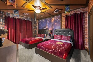 6 Schlafzimmer, Schreibtisch, Bügeleisen/Bügelbrett, Reisekinderbett