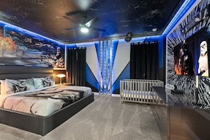 6 Schlafzimmer, Schreibtisch, Bügeleisen/Bügelbrett, Reisekinderbett