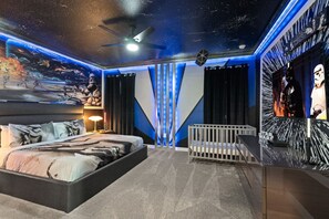 6 Schlafzimmer, Schreibtisch, Bügeleisen/Bügelbrett, Reisekinderbett