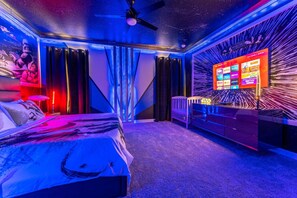 6 Schlafzimmer, Schreibtisch, Bügeleisen/Bügelbrett, Reisekinderbett