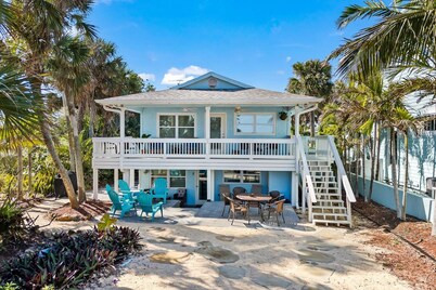 Barefoot Beach Cottage. Direct Oceanfront. Private Yard. 5 Bedroom Multi Unit 🌴