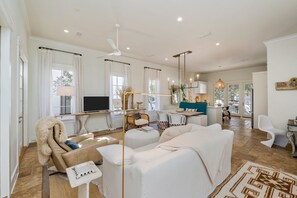 Télévision, cheminée, lecteur de DVD, vidéothèque