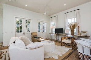 Een televisie, een open haard, een dvd-speler en een filmbibliotheek