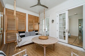 Télévision, cheminée, lecteur de DVD, vidéothèque